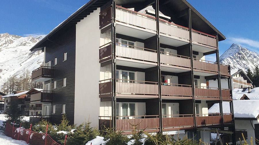 Balkongeländer Jura mit Sockelblende, Nussbaum dunkel