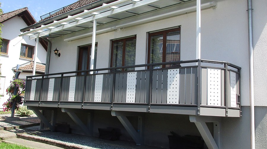 Balkongeländer Kassel, RAL 9007 + weiß