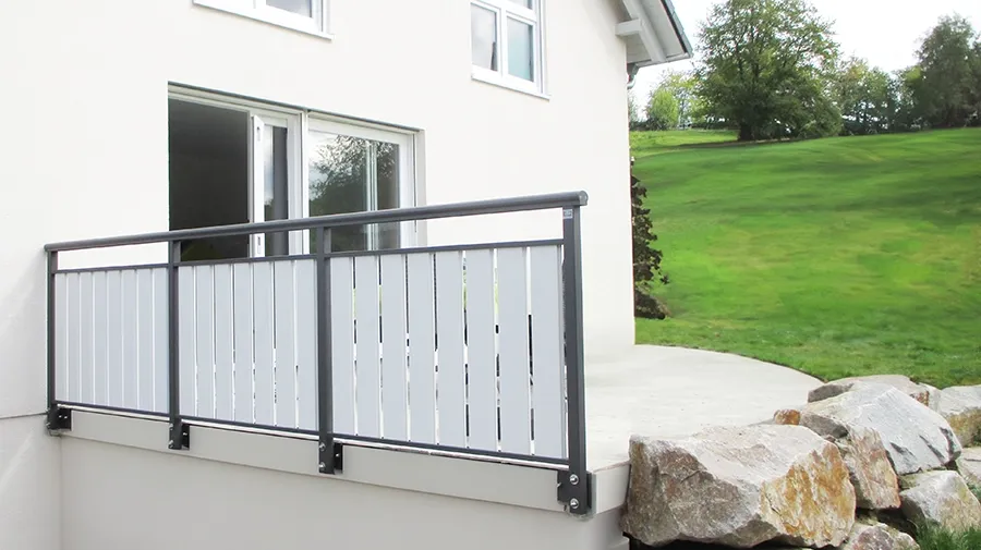 Balkongeländer Straßburg, weißaluminium + DB 703