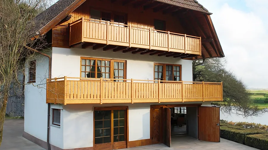 Balkongeländer Waldkirch, Zirbelkiefer hell