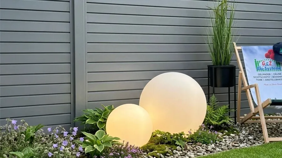 beleuchtete Kugeln, warmweiß